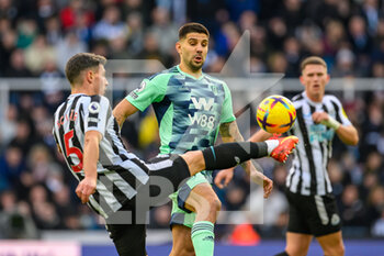 2023-01-15 - Newcastle's Fabian Schar clears the ball ahead of Fulham's Aleksandar Mitrovic during the Premier League match between Newcastle United and Fulham at St. James' Park, Newcastle, England on 15 January 2023. Photo Malcolm Mackenzie/ProSportsImages / DPPI - FOOTBALL - ENGLISG CHAMP - NEWCASTLE V FULHAM - ENGLISH PREMIER LEAGUE - SOCCER