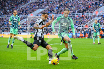2023-01-15 - Fulham's Layvin Kurzawa tries to block the cross from Newcastle's Callum Wilson during the Premier League match between Newcastle United and Fulham at St. James' Park, Newcastle, England on 15 January 2023. Photo Malcolm Mackenzie/ProSportsImages / DPPI - FOOTBALL - ENGLISG CHAMP - NEWCASTLE V FULHAM - ENGLISH PREMIER LEAGUE - SOCCER