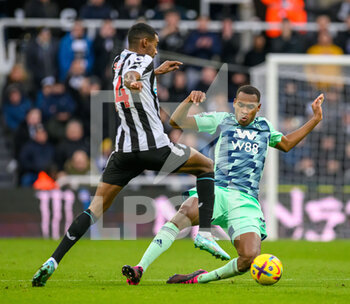 2023-01-15 - Fulham's Issa Diop tackles Newcastle's Alexander Isak during the Premier League match between Newcastle United and Fulham at St. James' Park, Newcastle, England on 15 January 2023. Photo Malcolm Mackenzie/ProSportsImages / DPPI - FOOTBALL - ENGLISG CHAMP - NEWCASTLE V FULHAM - ENGLISH PREMIER LEAGUE - SOCCER