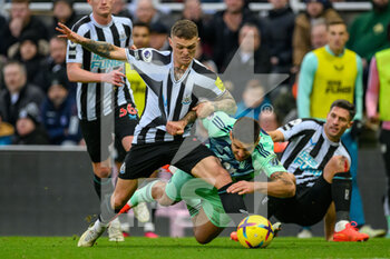 2023-01-15 - Fulham's Aleksandar Mitrovic pulls down Newcastle's Kieran Trippier during the Premier League match between Newcastle United and Fulham at St. James' Park, Newcastle, England on 15 January 2023. Photo Malcolm Mackenzie/ProSportsImages / DPPI - FOOTBALL - ENGLISG CHAMP - NEWCASTLE V FULHAM - ENGLISH PREMIER LEAGUE - SOCCER