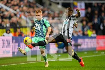 2023-01-15 - Newcastle's Allan Saint-Maximin tackles Fulham's Harrison Reed during the Premier League match between Newcastle United and Fulham at St. James' Park, Newcastle, England on 15 January 2023. Photo Malcolm Mackenzie/ProSportsImages / DPPI - FOOTBALL - ENGLISG CHAMP - NEWCASTLE V FULHAM - ENGLISH PREMIER LEAGUE - SOCCER