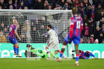 2023-01-19 - Manchester United midfielder Bruno Fernandes (8) scores a goal 0-1 during the English championship Premier League football match between Crystal Palace and Manchester United on January 18, 2023 at Selhurst Park in London, England - FOOTBALL - ENGLISH CHAMP - CRYSTAL PALACE V MANCHESTER UNITED - ENGLISH PREMIER LEAGUE - SOCCER