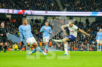 2023-01-20 - Harry Kane (10) of Tottenham Hotspur and Manuel Akanji (25) of Manchester City during the English championship Premier League football match between Manchester City and Tottenham Hotspur on January 19, 2023 at the Etihad Stadium in Manchester, England - FOOTBALL - ENGLISH CHAMP - MANCHESTER CITY V TOTTENHAM - ENGLISH PREMIER LEAGUE - SOCCER