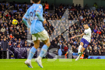 2023-01-20 - Cristian Romero (17) of Tottenham Hotspur during the English championship Premier League football match between Manchester City and Tottenham Hotspur on January 19, 2023 at the Etihad Stadium in Manchester, England - FOOTBALL - ENGLISH CHAMP - MANCHESTER CITY V TOTTENHAM - ENGLISH PREMIER LEAGUE - SOCCER