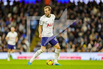 2023-01-20 - Harry Kane (10) of Tottenham Hotspur during the English championship Premier League football match between Manchester City and Tottenham Hotspur on January 19, 2023 at the Etihad Stadium in Manchester, England - FOOTBALL - ENGLISH CHAMP - MANCHESTER CITY V TOTTENHAM - ENGLISH PREMIER LEAGUE - SOCCER