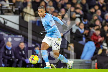 2023-01-20 - Manuel Akanji (25) of Manchester City during the English championship Premier League football match between Manchester City and Tottenham Hotspur on January 19, 2023 at the Etihad Stadium in Manchester, England - FOOTBALL - ENGLISH CHAMP - MANCHESTER CITY V TOTTENHAM - ENGLISH PREMIER LEAGUE - SOCCER
