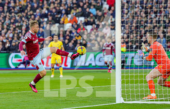 2023-01-22 - Jarrod Bowen (20) of West Ham United scores a goal 1-0 during the English championship Premier League football match between West Ham United and Everton on January 21, 2023 at the London Stadium in London, England - FOOTBALL - ENGLISH CHAMP - WEST HAM V EVERTON - ENGLISH PREMIER LEAGUE - SOCCER