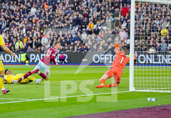 2023-01-22 - Jarrod Bowen (20) of West Ham United scores the second goal during the English championship Premier League football match between West Ham United and Everton on January 21, 2023 at the London Stadium in London, England - FOOTBALL - ENGLISH CHAMP - WEST HAM V EVERTON - ENGLISH PREMIER LEAGUE - SOCCER
