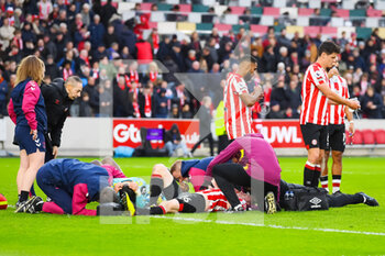 2023-02-04 - Brentford defender Ben Mee (16) scores 1-0 and is being treated for a clash of heads whilst scoring during the English championship Premier League football match between Brentford and Southampton on February 4, 2023 at Gtech Community Stadium in Brentford, England - FOOTBALL - ENGLISH CHAMP - BRENTFORD V SOUTHAMPTON - ENGLISH PREMIER LEAGUE - SOCCER