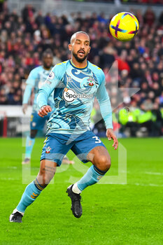 2023-02-04 - Southampton forward Theo Walcott during the English championship Premier League football match between Brentford and Southampton on February 4, 2023 at Gtech Community Stadium in Brentford, England - FOOTBALL - ENGLISH CHAMP - BRENTFORD V SOUTHAMPTON - ENGLISH PREMIER LEAGUE - SOCCER