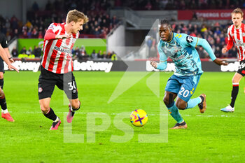2023-02-04 - Southampton forward Kamaldeen Sulemana (20) under pressure from defender Mads Roerslev (30) during the English championship Premier League football match between Brentford and Southampton on February 4, 2023 at Gtech Community Stadium in Brentford, England - FOOTBALL - ENGLISH CHAMP - BRENTFORD V SOUTHAMPTON - ENGLISH PREMIER LEAGUE - SOCCER