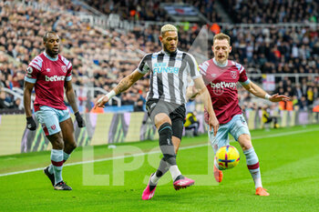 2023-02-04 - Newcastle's Joelinton clears the ball ahead of Vladimir Coufal of West Ham during the English championship Premier League football match between Newcastle United and West Ham United on February 4, 2023 at St James' Park in Newcastle, England - FOOTBALL - ENGLISH CHAMP - NEWCASTLE V WEST HAM - ENGLISH PREMIER LEAGUE - SOCCER