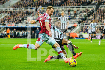 2023-02-04 - Vladimir Coufal of West Ham and Newcastle's Allan Saint-Maximin during the English championship Premier League football match between Newcastle United and West Ham United on February 4, 2023 at St James' Park in Newcastle, England - FOOTBALL - ENGLISH CHAMP - NEWCASTLE V WEST HAM - ENGLISH PREMIER LEAGUE - SOCCER