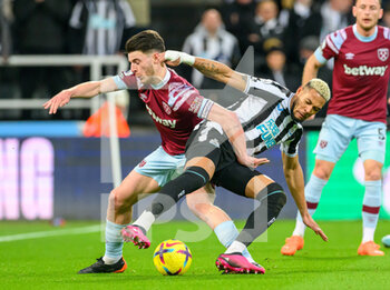 2023-02-04 - Declan Rice of West Ham tussles with Newcastle's Joelinton during the English championship Premier League football match between Newcastle United and West Ham United on February 4, 2023 at St James' Park in Newcastle, England - FOOTBALL - ENGLISH CHAMP - NEWCASTLE V WEST HAM - ENGLISH PREMIER LEAGUE - SOCCER