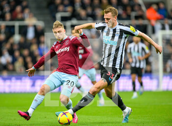 2023-02-04 - Newcastle's Dan Burn and Jarrod Bowen of West Ham during the English championship Premier League football match between Newcastle United and West Ham United on February 4, 2023 at St James' Park in Newcastle, England - FOOTBALL - ENGLISH CHAMP - NEWCASTLE V WEST HAM - ENGLISH PREMIER LEAGUE - SOCCER