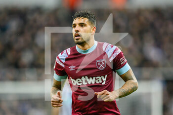 2023-02-04 - Emerson Palmieri of West Ham during the English championship Premier League football match between Newcastle United and West Ham United on February 4, 2023 at St James' Park in Newcastle, England - FOOTBALL - ENGLISH CHAMP - NEWCASTLE V WEST HAM - ENGLISH PREMIER LEAGUE - SOCCER