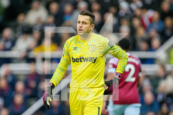 2023-02-04 - Lukasz Fabianski of West Ham during the English championship Premier League football match between Newcastle United and West Ham United on February 4, 2023 at St James' Park in Newcastle, England - FOOTBALL - ENGLISH CHAMP - NEWCASTLE V WEST HAM - ENGLISH PREMIER LEAGUE - SOCCER
