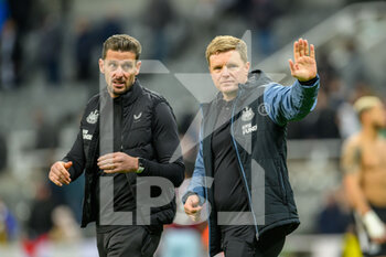 2023-02-04 - Newcastle assistant manager, Jason Tindall and Newcastle manager, Eddie Howe acknowledge the fans after the final whistle during the English championship Premier League football match between Newcastle United and West Ham United on February 4, 2023 at St James' Park in Newcastle, England - FOOTBALL - ENGLISH CHAMP - NEWCASTLE V WEST HAM - ENGLISH PREMIER LEAGUE - SOCCER