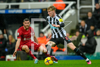 2023-02-18 - Anthony Gordon of Newcastle runs past James Milner of Liverpool during the English championship Premier League football match between Newcastle United and Liverpool on February 18, 2023 at St James’ Park in Newcastle, England - FOOTBALL - ENGLISH CHAMP - NEWCASTLE V LIVERPOOL - ENGLISH PREMIER LEAGUE - SOCCER