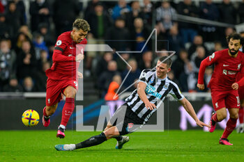 2023-02-18 - Sven Botman of Newcastle tackles Roberto Firmino of Liverpool during the English championship Premier League football match between Newcastle United and Liverpool on February 18, 2023 at St James’ Park in Newcastle, England - FOOTBALL - ENGLISH CHAMP - NEWCASTLE V LIVERPOOL - ENGLISH PREMIER LEAGUE - SOCCER