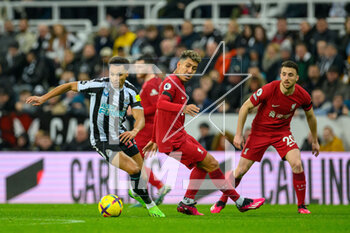 2023-02-18 - Jacob Murphy of Newcastle turns past Roberto Firmino of Liverpool during the English championship Premier League football match between Newcastle United and Liverpool on February 18, 2023 at St James’ Park in Newcastle, England - FOOTBALL - ENGLISH CHAMP - NEWCASTLE V LIVERPOOL - ENGLISH PREMIER LEAGUE - SOCCER