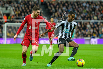 2023-02-18 - Alexander Isak of Newcastle holds off Andrew Robertson of Liverpool during the English championship Premier League football match between Newcastle United and Liverpool on February 18, 2023 at St James’ Park in Newcastle, England - FOOTBALL - ENGLISH CHAMP - NEWCASTLE V LIVERPOOL - ENGLISH PREMIER LEAGUE - SOCCER