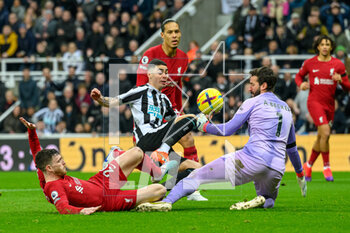 2023-02-18 - Liverpool goalkeeper Alisson saves a shot from Miguel Almiron of Newcastle during the English championship Premier League football match between Newcastle United and Liverpool on February 18, 2023 at St James’ Park in Newcastle, England - FOOTBALL - ENGLISH CHAMP - NEWCASTLE V LIVERPOOL - ENGLISH PREMIER LEAGUE - SOCCER