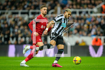 2023-02-18 - Joelinton of Newcastle runs past Jordan Henderson of Liverpool during the English championship Premier League football match between Newcastle United and Liverpool on February 18, 2023 at St James’ Park in Newcastle, England - FOOTBALL - ENGLISH CHAMP - NEWCASTLE V LIVERPOOL - ENGLISH PREMIER LEAGUE - SOCCER