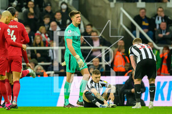 2023-02-18 - Newcastle goalkeeper Nick Pope makes his way from the pitch after being shown a red car by referee Anthony Taylor after he handled outside the box during the English championship Premier League football match between Newcastle United and Liverpool on February 18, 2023 at St James’ Park in Newcastle, England - FOOTBALL - ENGLISH CHAMP - NEWCASTLE V LIVERPOOL - ENGLISH PREMIER LEAGUE - SOCCER