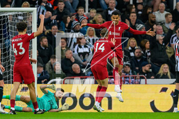 2023-02-18 - Cody Gakpo of Liverpool jumps to celebrates after scoring his sides second goal during the English championship Premier League football match between Newcastle United and Liverpool on February 18, 2023 at St James’ Park in Newcastle, England - FOOTBALL - ENGLISH CHAMP - NEWCASTLE V LIVERPOOL - ENGLISH PREMIER LEAGUE - SOCCER