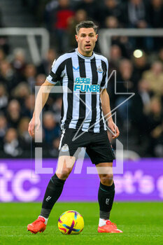 2023-02-18 - Fabian Schar of Newcastle during the English championship Premier League football match between Newcastle United and Liverpool on February 18, 2023 at St James’ Park in Newcastle, England - FOOTBALL - ENGLISH CHAMP - NEWCASTLE V LIVERPOOL - ENGLISH PREMIER LEAGUE - SOCCER