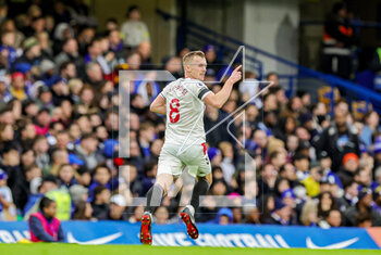 2023-02-19 - James Ward-Prowse (8) of Southampton scores a goal and celebrates 0-1 during the English championship Premier League football match between Chelsea and Southampton on February 18, 2023 at Stamford Bridge in London, England - FOOTBALL - ENGLISH CHAMP - CHELSEA V SOUTHAMPTON - ENGLISH PREMIER LEAGUE - SOCCER