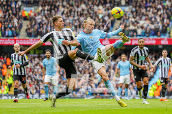 2023-03-05 - Erling Haaland (9) of Manchester City shoots towards the goal during the English championship Premier League football match between Manchester City and Newcastle United on 4 March 2023 at the Etihad Stadium in Manchester, England - FOOTBALL - ENGLISH CHAMP - MANCHESTER CITY V NEWCASTLE - ENGLISH PREMIER LEAGUE - SOCCER