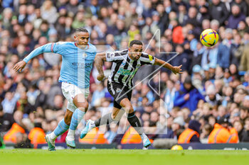 2023-03-05 - Callum Wilson (9) of Newcastle United battles with Manuel Akanji (25) of Manchester City during the English championship Premier League football match between Manchester City and Newcastle United on 4 March 2023 at the Etihad Stadium in Manchester, England - FOOTBALL - ENGLISH CHAMP - MANCHESTER CITY V NEWCASTLE - ENGLISH PREMIER LEAGUE - SOCCER