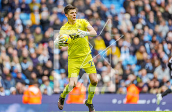 2023-03-05 - Nick Pope (22) of Newcastle United during the English championship Premier League football match between Manchester City and Newcastle United on 4 March 2023 at the Etihad Stadium in Manchester, England - FOOTBALL - ENGLISH CHAMP - MANCHESTER CITY V NEWCASTLE - ENGLISH PREMIER LEAGUE - SOCCER