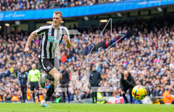 2023-03-05 - Dan Burn (33) of Newcastle United during the English championship Premier League football match between Manchester City and Newcastle United on 4 March 2023 at the Etihad Stadium in Manchester, England - FOOTBALL - ENGLISH CHAMP - MANCHESTER CITY V NEWCASTLE - ENGLISH PREMIER LEAGUE - SOCCER