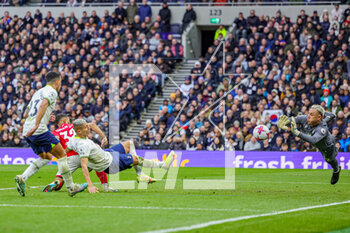 2023-03-12 - Richarlison (9) of Tottenham Hotspur stretches for the ball as Keylor Navas (12) of Nottingham Forest makes a save during the English championship Premier League football match between Tottenham Hotspur and Nottingham Forest on 11 March 2023 at Tottenham Hotspur Stadium in London, England - FOOTBALL - ENGLISH CHAMP - TOTTENHAM V NOTTINGHAM FOREST - ENGLISH PREMIER LEAGUE - SOCCER