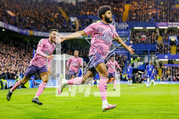 2023-03-20 - Ellis Simms (50) of Everton scores a goal and celebrates 2-2 during the English championship Premier League football match between Chelsea and Everton on 18 March 2023 at Stamford Bridge in London, England - FOOTBALL - ENGLISH CHAMP - CHELSEA V EVERTON - ENGLISH PREMIER LEAGUE - SOCCER