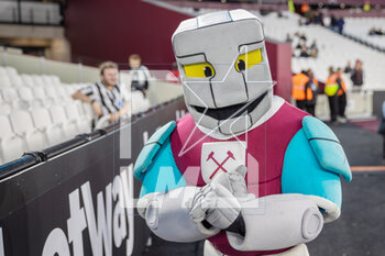 2023-04-05 - Hammerhead, the West Ham United FC Mascot ahead of the English championship Premier League football match between West Ham United and Newcastle United on 5 April 2023 at the London Stadium in London, England - FOOTBALL - ENGLISH CHAMP - WEST HAM V NEWCASTLE - ENGLISH PREMIER LEAGUE - SOCCER