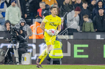 2023-04-05 - Newcastle United goalkeeper Nick Pope during the English championship Premier League football match between West Ham United and Newcastle United on 5 April 2023 at the London Stadium in London, England - FOOTBALL - ENGLISH CHAMP - WEST HAM V NEWCASTLE - ENGLISH PREMIER LEAGUE - SOCCER