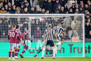 2023-04-05 - Newcastle United forward Callum Wilson (9) scores a goal 0-1 during the English championship Premier League football match between West Ham United and Newcastle United on 5 April 2023 at the London Stadium in London, England - FOOTBALL - ENGLISH CHAMP - WEST HAM V NEWCASTLE - ENGLISH PREMIER LEAGUE - SOCCER
