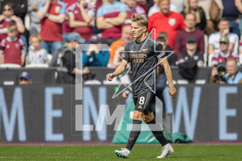 2023-04-16 - Arsenal midfielder Martin Odegaard (8) celebrates his goal 0-2 during the English championship Premier League football match between West Ham United and Arsenal on 16 April 2023 at the London Stadium in London, England - FOOTBALL - ENGLISH CHAMP - WEST HAM V ARSENAL - ENGLISH PREMIER LEAGUE - SOCCER