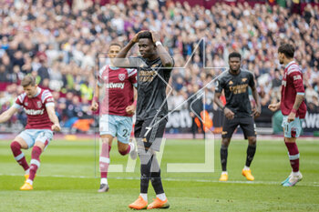 2023-04-16 - Arsenal midfielder Bukayo Saka (7) misses the goal after a penalty kick during the English championship Premier League football match between West Ham United and Arsenal on 16 April 2023 at the London Stadium in London, England - FOOTBALL - ENGLISH CHAMP - WEST HAM V ARSENAL - ENGLISH PREMIER LEAGUE - SOCCER
