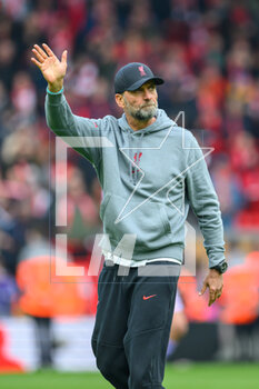 2023-04-22 - Liverpool manager, Jurgen Klopp waves to the fans after the final whistle of the English championship Premier League football match between Liverpool and Nottingham Forest on 22 April 2023 at Anfield stadium in Liverpool, England - FOOTBALL - ENGLISH CHAMP - LIVERPOOL V NOTTINGHAM FOREST - ENGLISH PREMIER LEAGUE - SOCCER