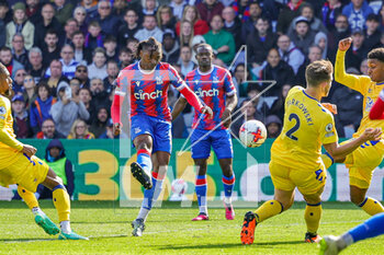 2023-04-24 - Eberechi Eze (10) of Crystal Palace shoots during the English championship Premier League football match between Crystal Palace and Everton on 22 April 2023 at Selhurst Park in London, England - FOOTBALL - ENGLISH CHAMP - CRYSTAL PALACE V EVERTON - ENGLISH PREMIER LEAGUE - SOCCER