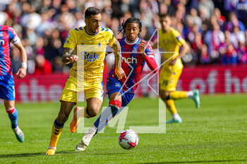 2023-04-24 - Dwight McNeil (7) of Everton during the English championship Premier League football match between Crystal Palace and Everton on 22 April 2023 at Selhurst Park in London, England - FOOTBALL - ENGLISH CHAMP - CRYSTAL PALACE V EVERTON - ENGLISH PREMIER LEAGUE - SOCCER
