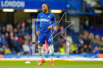 2023-04-26 - Raheem Sterling (17) of Chelsea warms up during the English championship Premier League football match between Chelsea and Brentford on 26 April 2023 at Stamford Bridge in London, England - FOOTBALL - ENGLISH CHAMP - CHELSEA V BRENTFORD - ENGLISH PREMIER LEAGUE - SOCCER