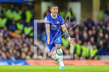 2023-04-26 - Enzo Fernandez (5) of Chelsea during the English championship Premier League football match between Chelsea and Brentford on 26 April 2023 at Stamford Bridge in London, England - FOOTBALL - ENGLISH CHAMP - CHELSEA V BRENTFORD - ENGLISH PREMIER LEAGUE - SOCCER