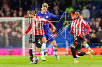 2023-04-26 - Mikkel Damsgaard (24) of Brentford tussles with Mykhaylo Mudryk (15) of Chelsea during the English championship Premier League football match between Chelsea and Brentford on 26 April 2023 at Stamford Bridge in London, England - FOOTBALL - ENGLISH CHAMP - CHELSEA V BRENTFORD - ENGLISH PREMIER LEAGUE - SOCCER