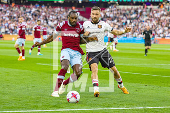 2023-05-08 - Michail Antonio (9) of West Ham United tussles with Luke Shaw (23) of Manchester United during the English championship Premier League football match between West Ham United and Manchester United on 7 May 2023 at the London Stadium in London, England - FOOTBALL - ENGLISH CHAMP - WEST HAM V MANCHESTER UNITED - ENGLISH PREMIER LEAGUE - SOCCER